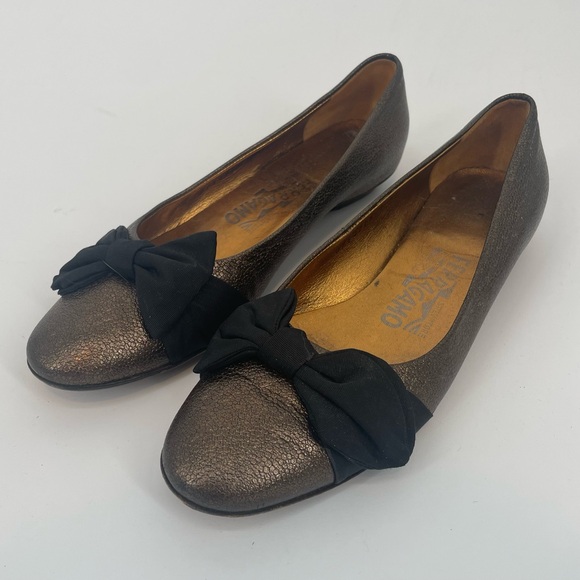 VTG Salvator Ferragamo Gold Leather Ballet Flats With Black Bow - Picture 7 of 12